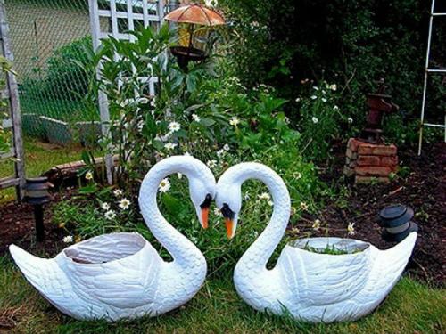 Лебеди из пластиковых бутылок – клумба для сада. Белый лебедь из пластиковой бутылки