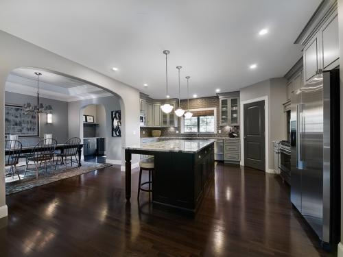 Серый плинтус в интерьере. Темный пол и двери, светлый плинтус