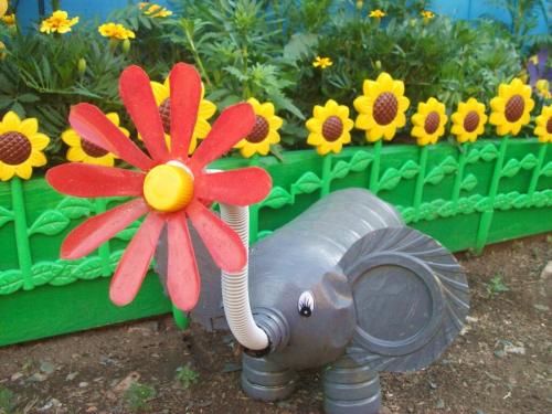 Клумбы из 5 литровых пластиковых бутылок. Клумба из бутылок: 130 фото примеров оформления участка при помощи пластиковой и стеклянной тары