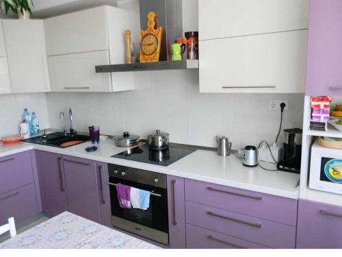 Кухня 9 кв. м с нежным фиолетовым цветом 01