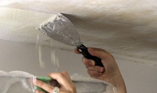 Как снять побелку с потолка. Как быстро снять побелку с потолка: девять доступных способов