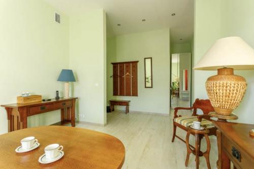 Плинтус и двери разных цветов. Част. Как выбрать плинтусы для пола по цвету