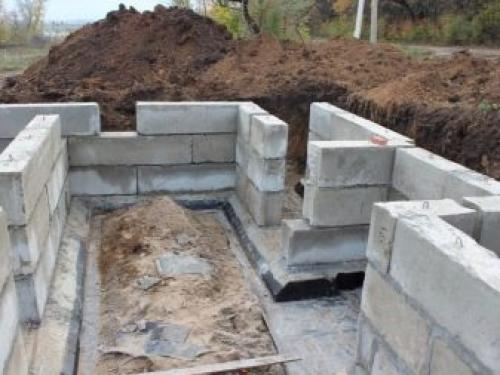 Фундамент из фбс для дома с подвалом. Этапы выполнения работ 10