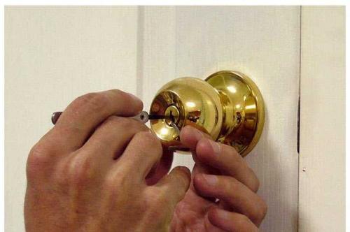 Захлопнулась дверь в квартиру, как открыть службы. Вскрытие дверей квартиры 01