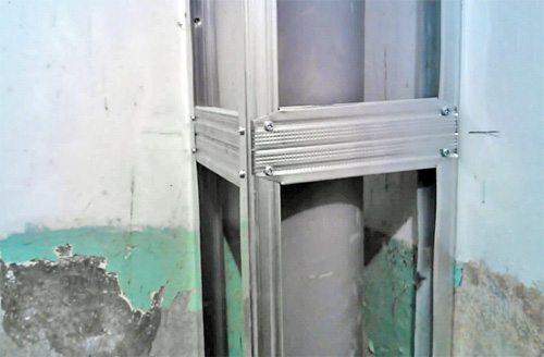 Зашивка труб в туалете гипсокартоном. Установка каркаса