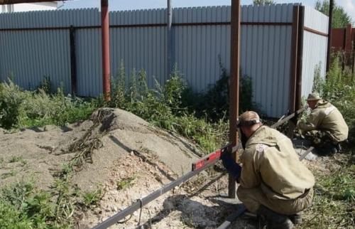 Забор из профнастила своими руками. В чем преимущества строительства забора из профилированного листа? 07 Забор из профнастила своими руками. В чем преимущества строительства забора из профилированного листа? 07