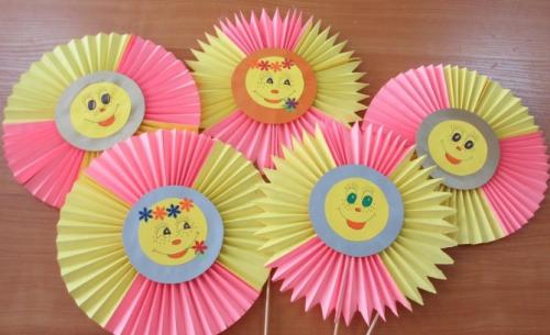 Что можно сделать на День матери своими руками маме. Поделка на День матери для детского сада из салфеток, гофрированной бумаги или картона (шаблоны прилагаются)