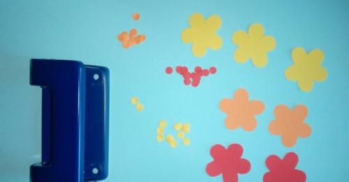 Что можно сделать ко дню матери своими руками. Легкая аппликация “Букет в ладошке” для учащихся 1-2 классов