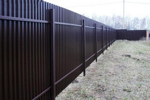 Забор из профнастила своими руками. В чем преимущества строительства забора из профилированного листа? 01 Забор из профнастила своими руками. В чем преимущества строительства забора из профилированного листа? 01