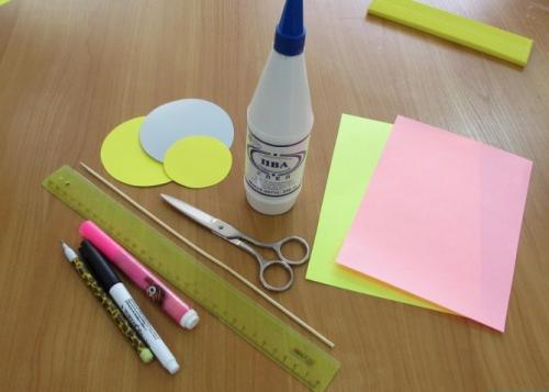 Что можно сделать на День матери своими руками маме. Поделка на День матери для детского сада из салфеток, гофрированной бумаги или картона (шаблоны прилагаются)