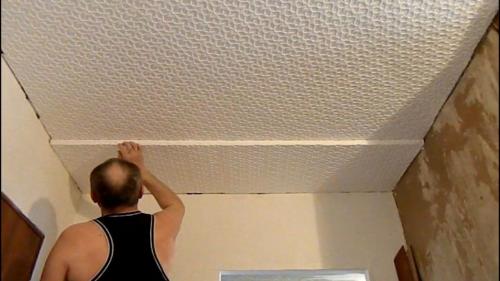 Как клеить потолочную плитку на деревянный потолок. Способы выравнивания потолков