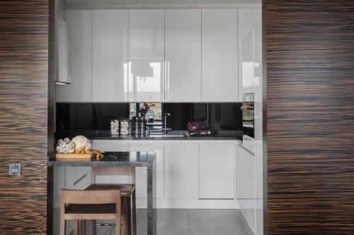 Интерьер кухни-ниши: разумное зонирование 03