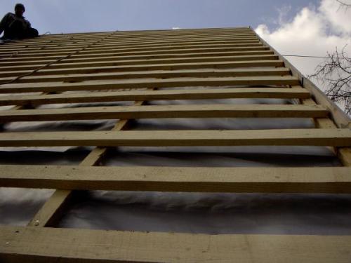 Инструкция по монтажу кровли из профнастила. Подробное устройство кровли из профнастила и монтаж покрытия на крышу своими руками по облегченной схеме