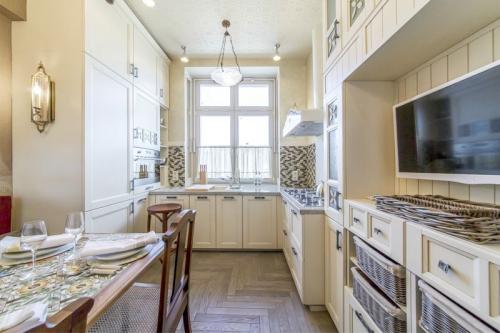 Интересный дизайн кухни. А Вам понравился? 01