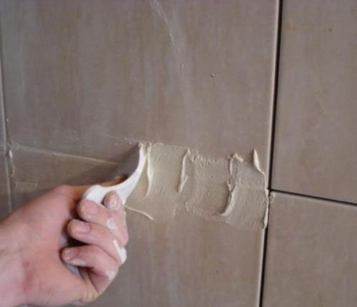Треснула плитка в ванной чем замазать. Как оригинально замаскировать разбитый кафель