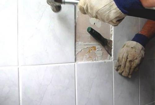 Треснула плитка в ванной чем замазать. Как оригинально замаскировать разбитый кафель