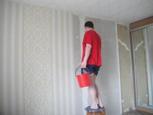 Как клеить обои во внутренних углах. Как клеить обои в углах: технология