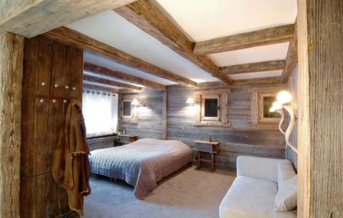 Дерево в интерьере спальни 03