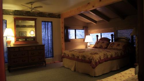 Дерево в интерьере спальни 05