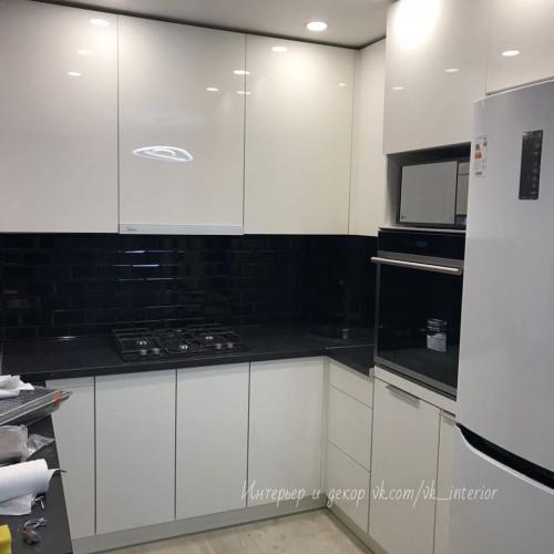 Стильная маленькая кухня. Оцените ремонт 01