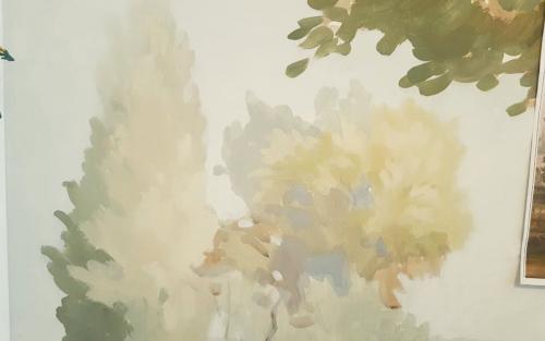 Удивительная роспись стены в гостиной 01