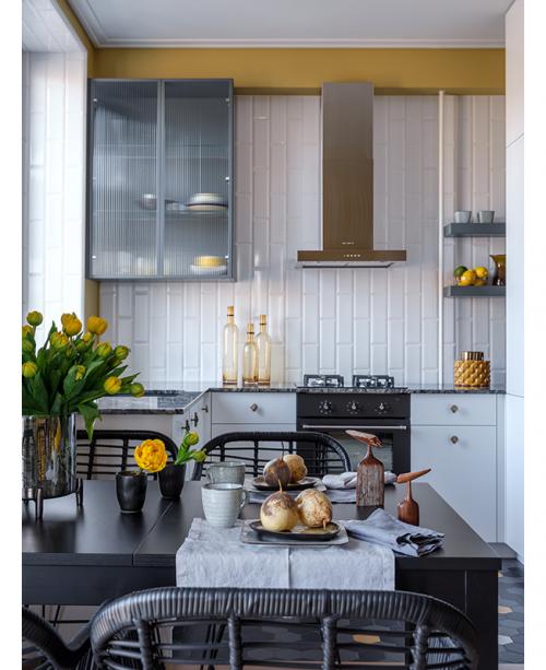 Интересный дизайн квартиры в желтом и черном цвете 07