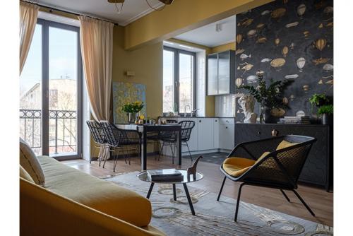 Интересный дизайн квартиры в желтом и черном цвете 08