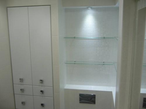 Открытые шкафчики для ванной комнаты. Шкаф в ванную – 110 фото красивых примеров 2019-2020 использования шкафа в ванной комнате