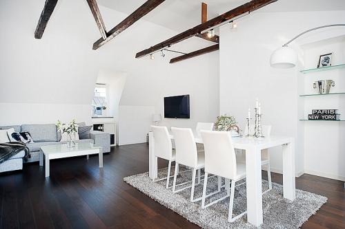 Балки в интерьере гостиной. Декоративные балки в интерьере. Потолочный интерьер квартиры