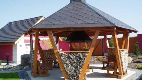 Проекты дачных беседок с мангалом из дерева своими руками. Ваша беседка с мангалом: важные детали