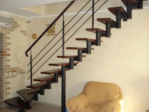 Сварить металлический каркас лестницы. Деревянные лестницы на металлическом каркасе своими руками