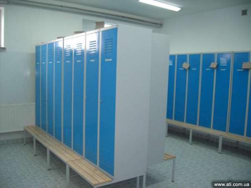 Шкафчики для раздевалок на завод. Преимущества и недостатки