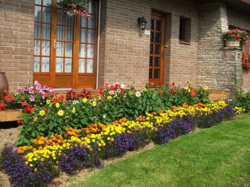 Как оформить клумбу возле дома. Этапы создания клумбы в саду (пошагово)