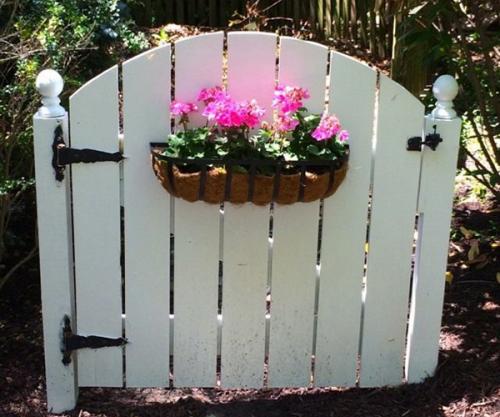 Как отделить сад от огорода. Как спрятать огород на участке?