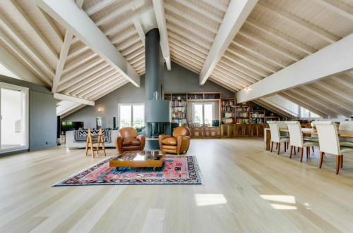 Потолок с открытыми балками. Потолок с балками – современные дизайнерские решения, идеи декора и варианты оформления