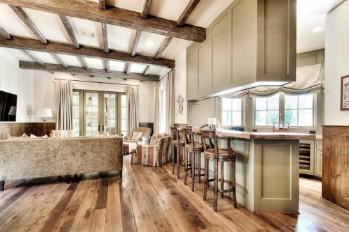 Потолок с открытыми балками. Потолок с балками – современные дизайнерские решения, идеи декора и варианты оформления