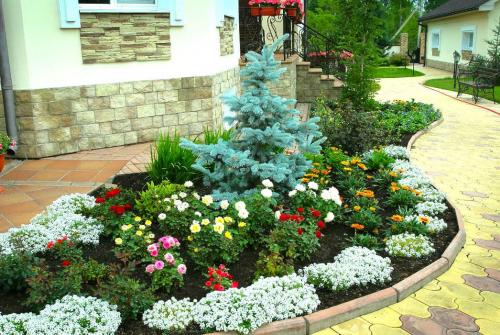 Как оформить клумбу возле дома. Этапы создания клумбы в саду (пошагово)