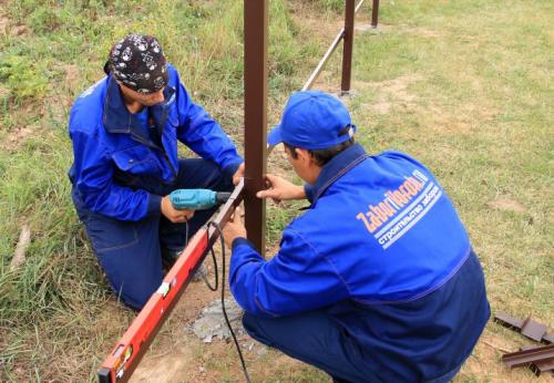 Установка железного забора. Металлический забор своими руками: пошагово делаем забор из профлиста и штакетника