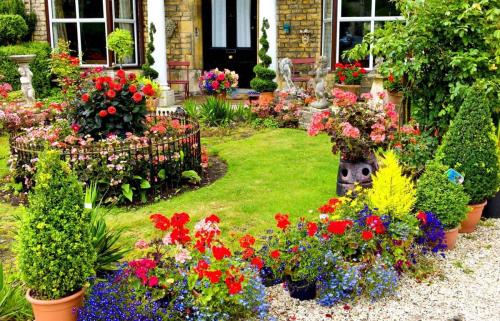 Как оформить клумбу возле дома. Этапы создания клумбы в саду (пошагово)