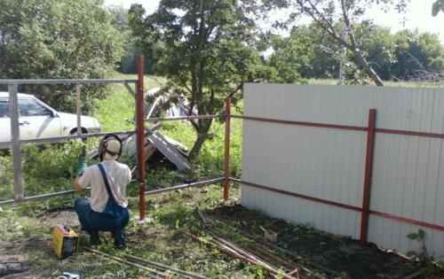 Установка железного забора. Металлический забор своими руками: пошагово делаем забор из профлиста и штакетника