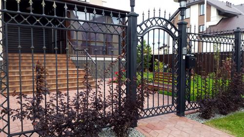 Установка металлического забора. Выбираем лучший вариант столбов из металла для установки забора и способ их защиты