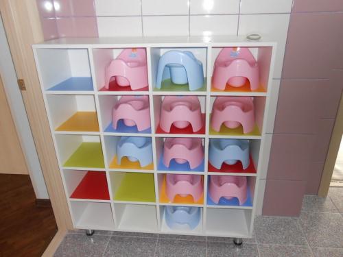 Шкафчики в раздевалку для детского сада. Разнообразие моделей