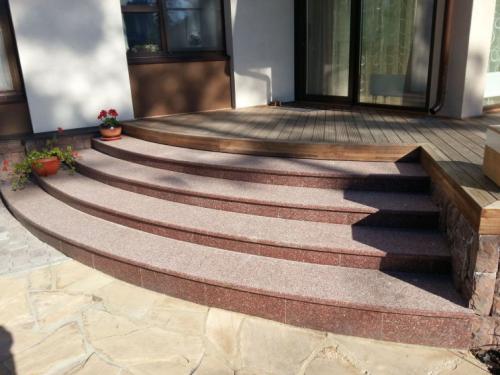 Крыльцо частного дома из металла. Материалы