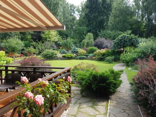 Ландшафтный дизайн маленького участка перед домом. Красивый дизайн маленького участка: обзор простых и сложных идей ландшафтного дизайна для небольших участков (130 фото и видео)