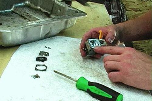 Как разобрать мотокосу. Ремонт триммеров бензиновых своими руками: советы и рекомендации 01