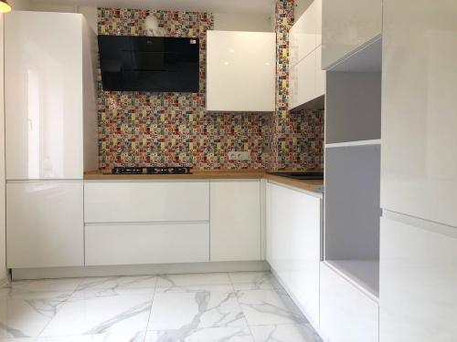 Моя кухня, правда, еще не законченная работа, сверху решили добавить антресоли. 03