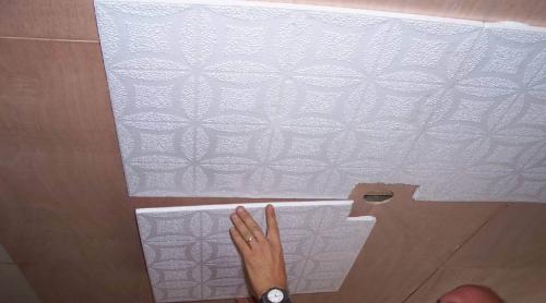 Откуда клеить потолочную плитку. Как наклеить на потолок плитку из пенопласта