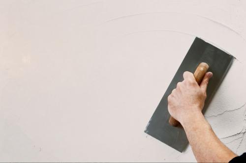 Шпаклевка стен по штукатурке под обои. Виды шпаклевки