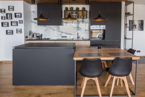 Как вам стиль кухни? Прекрасное расположение острова и 🥗 обеденной зоны, согласны? 01