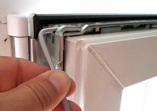 Окно заклинило в положении проветривания. Что делать, если пластиковое окно открылось сразу в двух положениях и ручку заклинило — решение проблемы